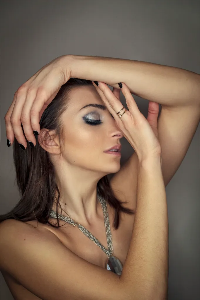 unsplash_5CyW6JepN-g_jewellery photoshoot.webp