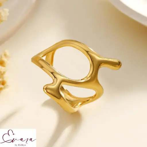 Golden Drift – Sleek Sculptural Ring